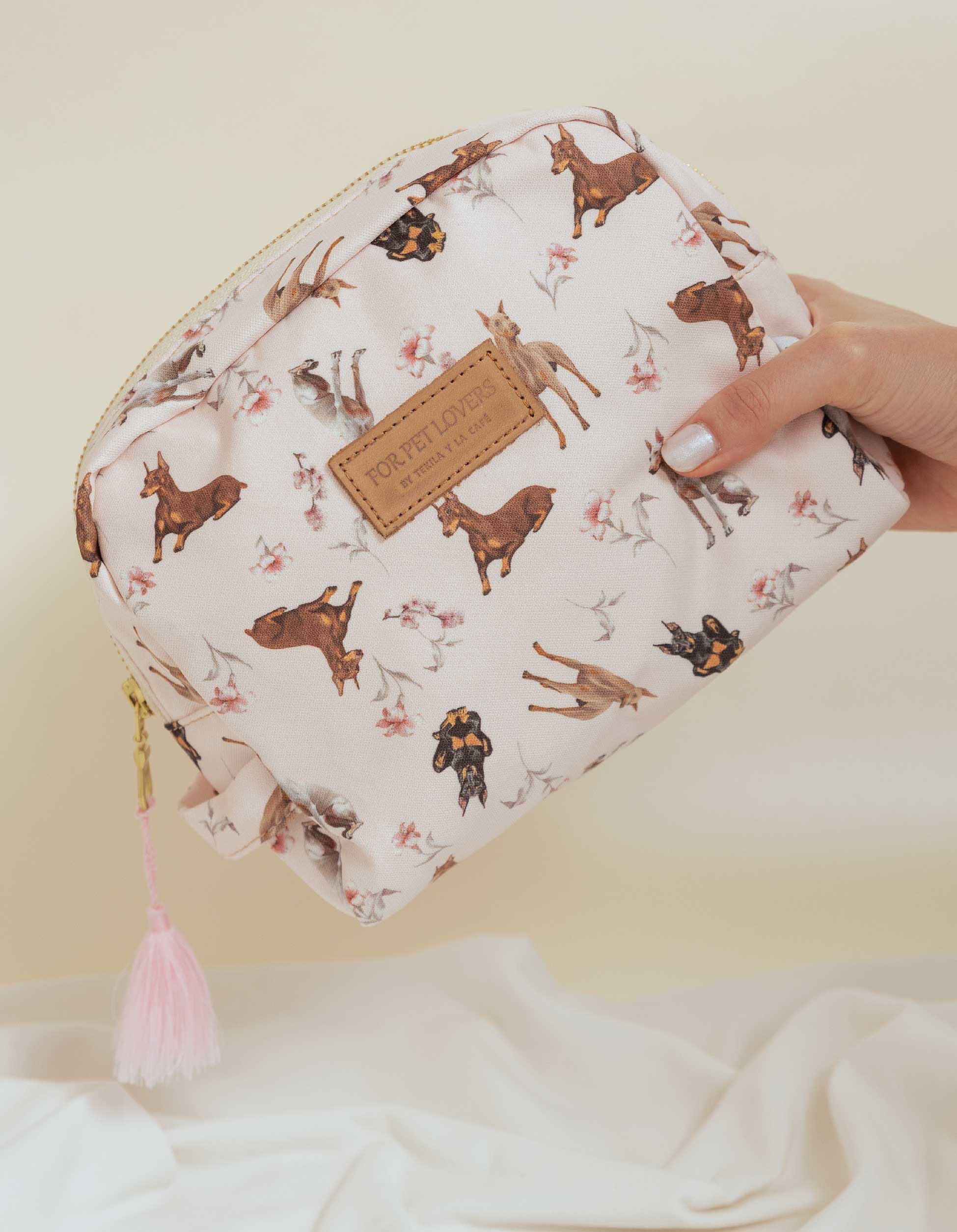 COSMETIQUERA DÓBERMAN ROSADA CTK001