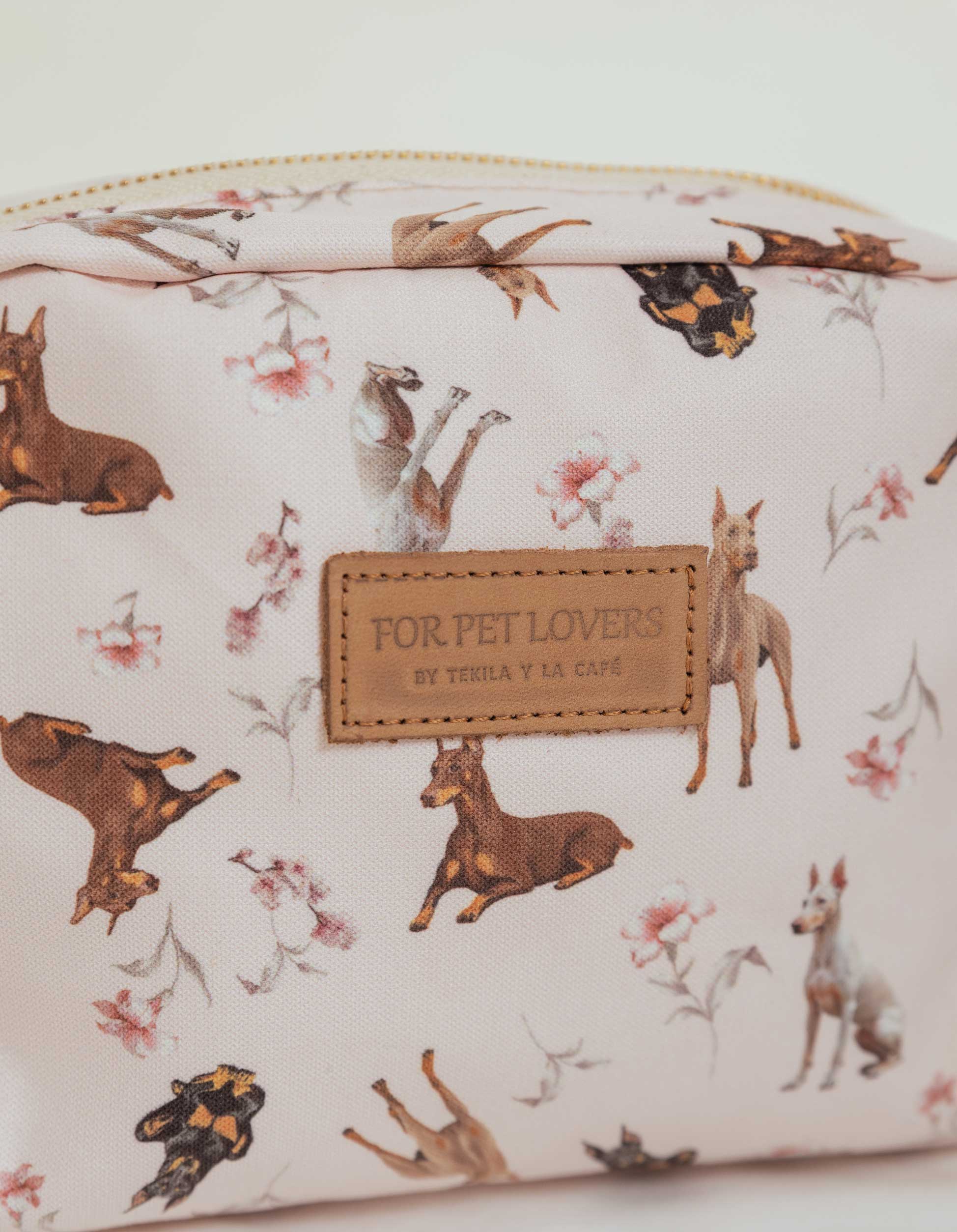 COSMETIQUERA DÓBERMAN ROSADA CTK001