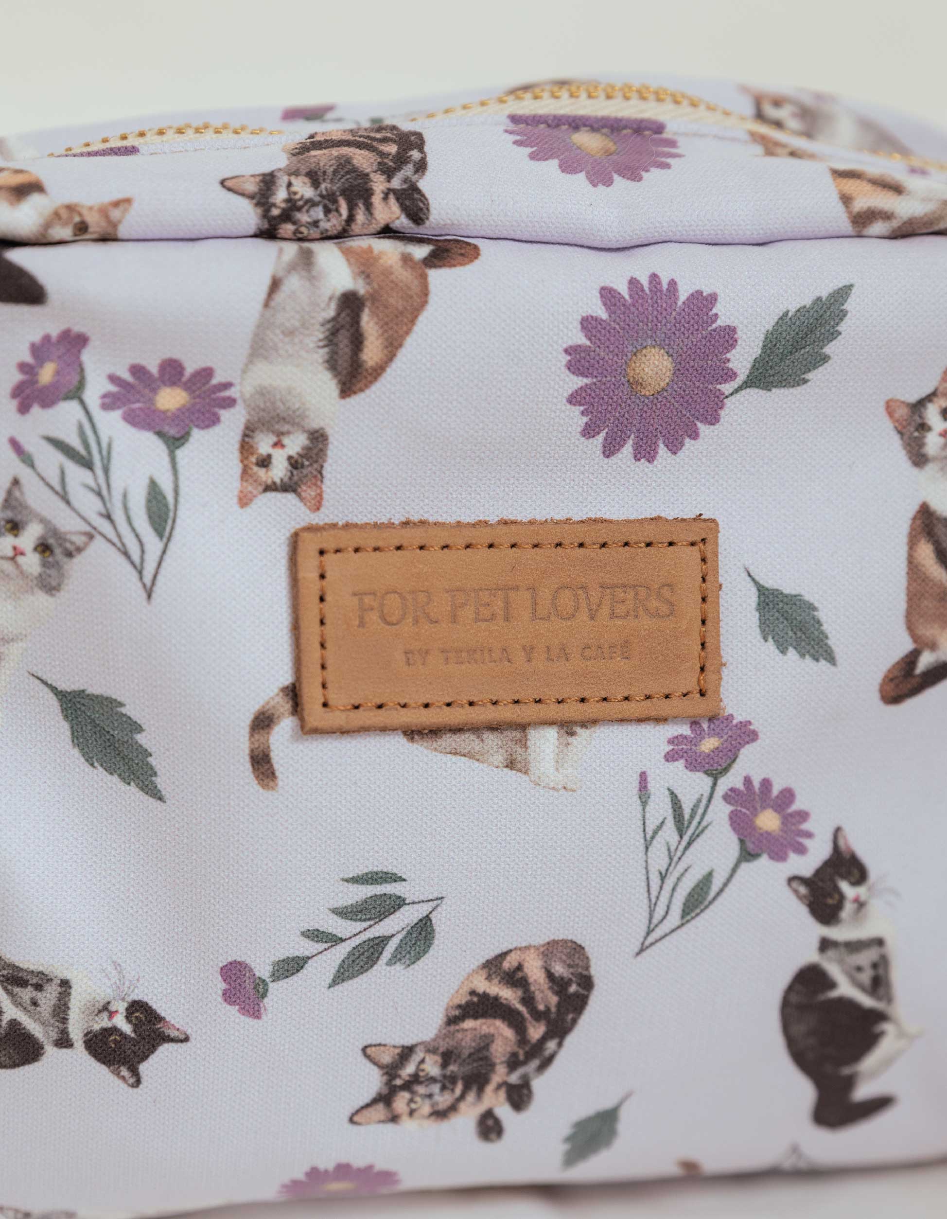 COSMETIQUERA GATOS MANCHADOS LILA CTK001