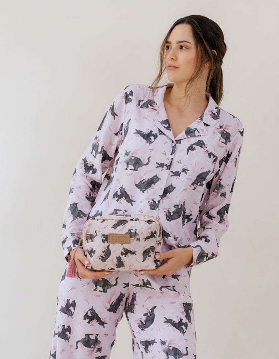 KIT PIJAMA & COSMETIQUERA GATOS NEGROS